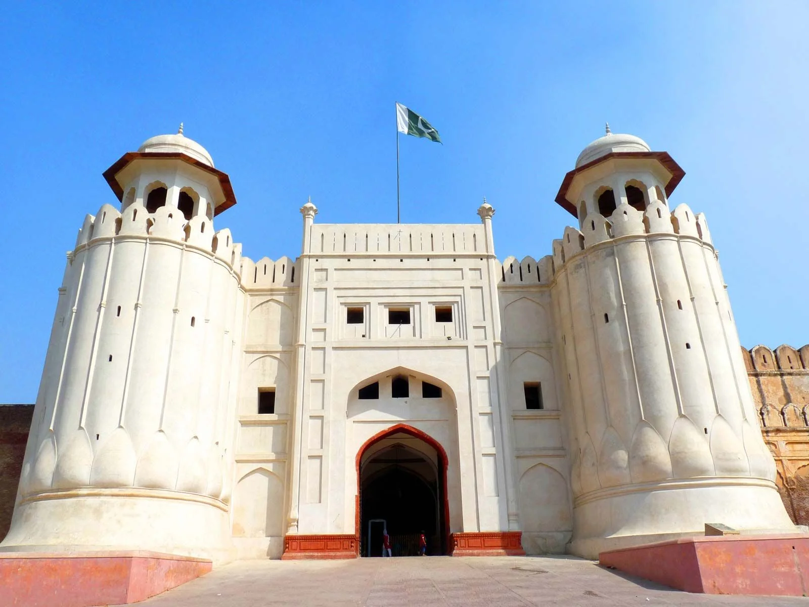 The grand entrance of a Pakistani fort, highlighting its architectural beauty and cultural significance.